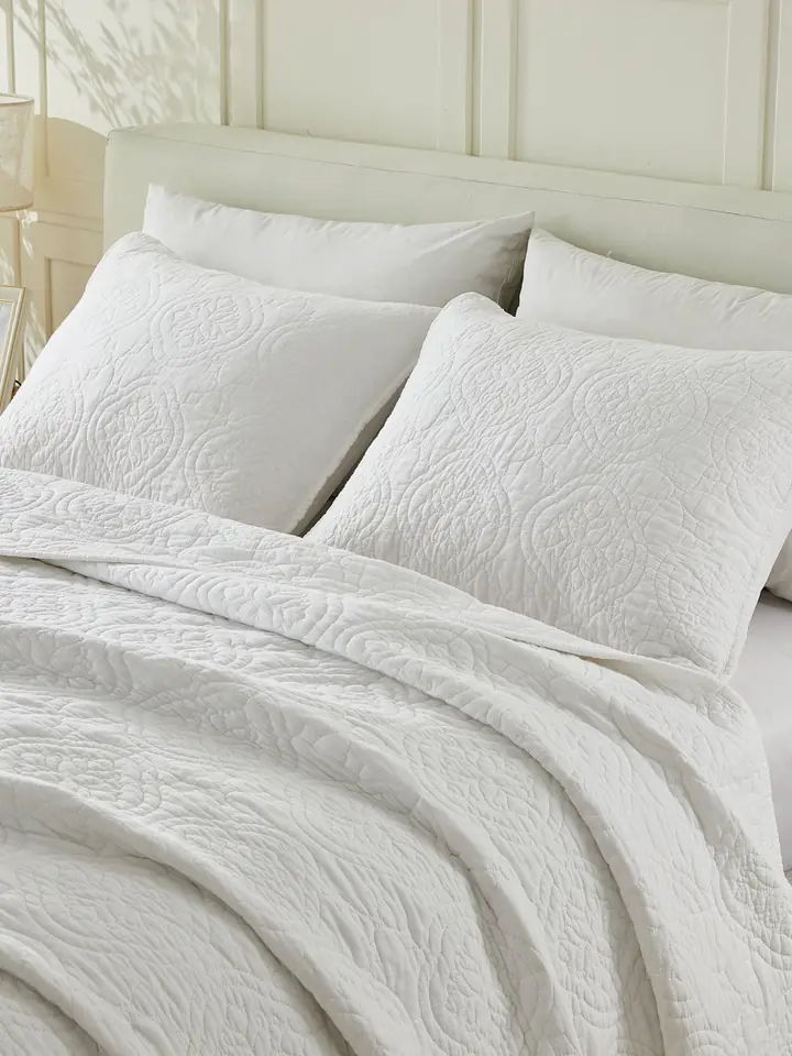 White textured quilt set